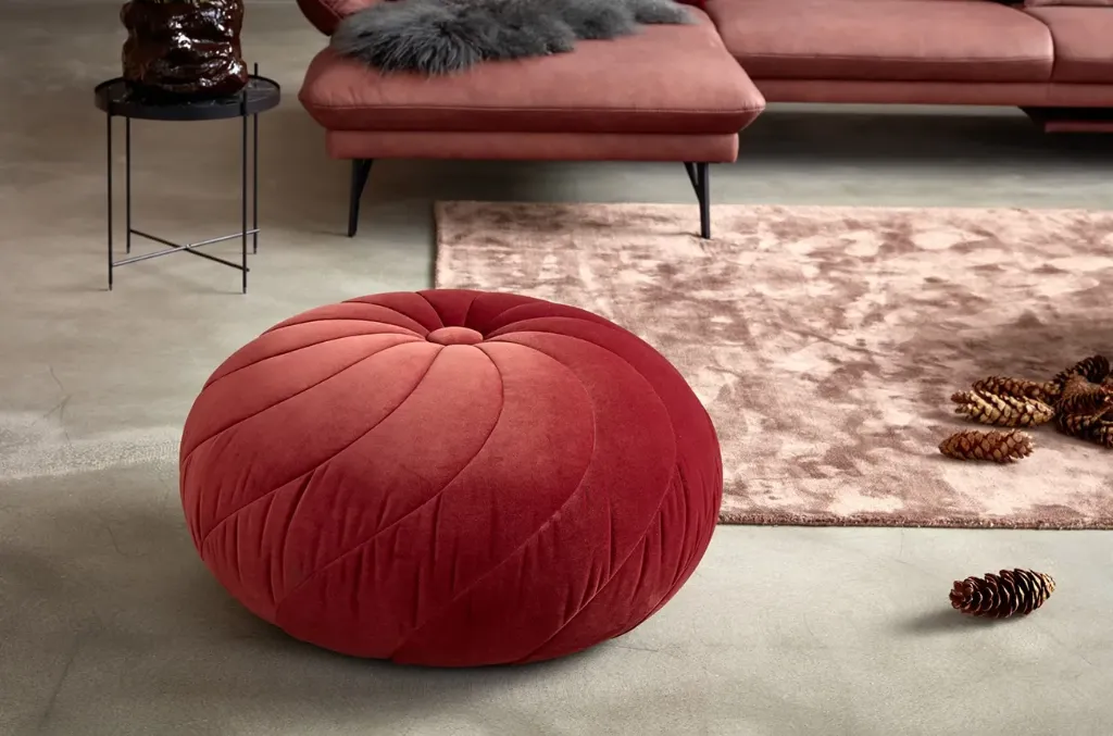 Pouf en tissu rouge